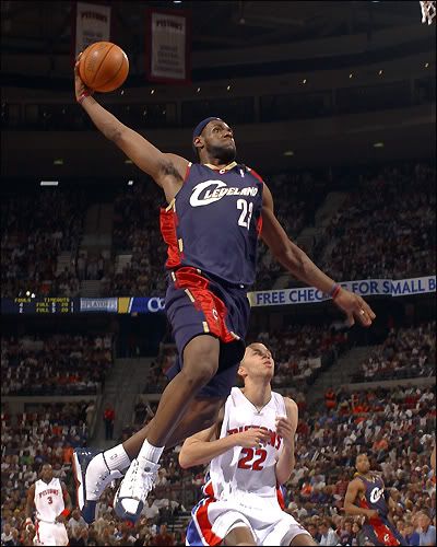 lebron james dunk on kobe. kobe bryant dunking on lebron